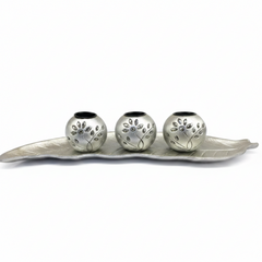 Set de Portavelas Triple: Plata Satinada con Relieve Floral