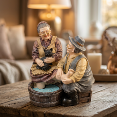 Figura Decorativa de Abuelitos Sentados 16cm