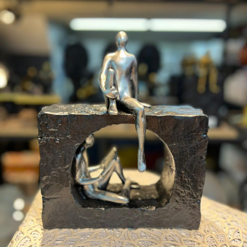 ADORNO DE HOMBRES SENTADOS