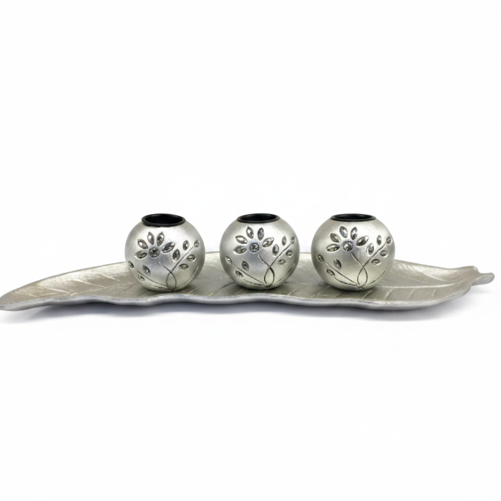 Set de Portavelas Triple: Plata Satinada con Relieve Floral