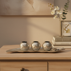 Set de Portavelas Triple: Plata Satinada con Relieve Floral