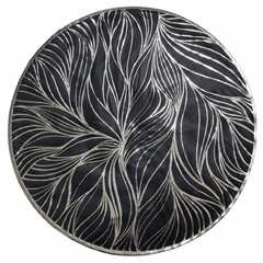 Individual de mesa negro con diseño de ondas plateadas