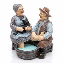 Figura decorativa de abuelitos lavándose los pies en tinaja 12cm