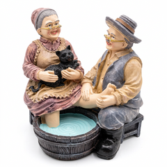 Figura decorativa de abuelitos lavándose los pies en tinaja 12cm