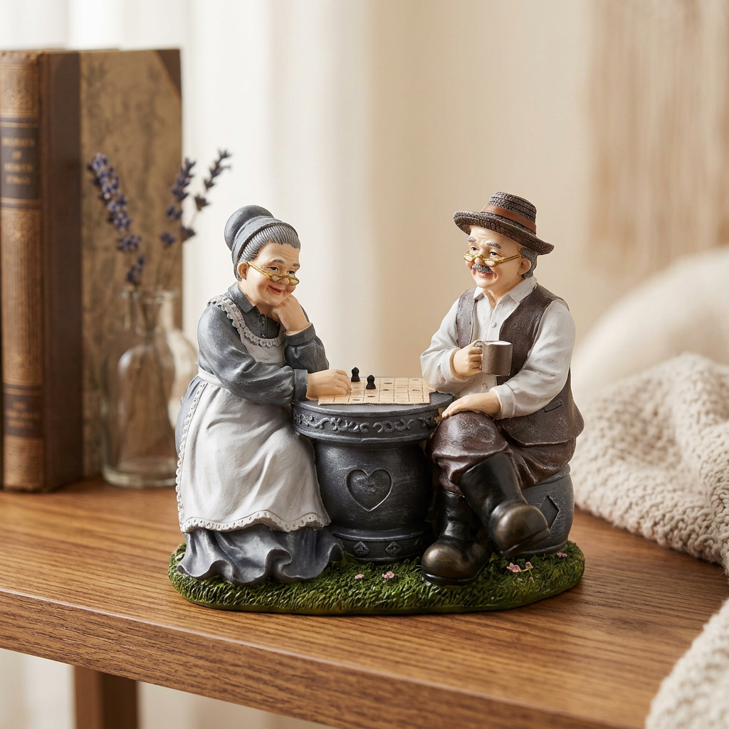 Figura decorativa de abuelitos jugando ajedrez 13cm