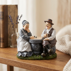 Figura decorativa de abuelitos jugando ajedrez 13cm