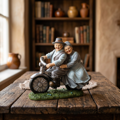 Figura Decorativa de Abuelitos Sobre Ruedas 20cm
