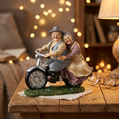 Figura Decorativa de Abuelitos Sobre Ruedas 20cm