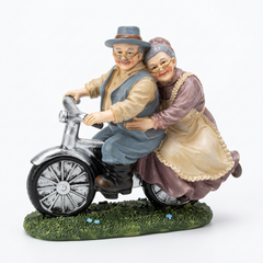 Figura Decorativa de Abuelitos Sobre Ruedas 20cm