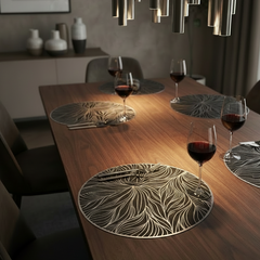 Individual de mesa negro con diseño de ondas plateadas