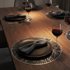Individual de mesa negro con diseño de ondas plateadas