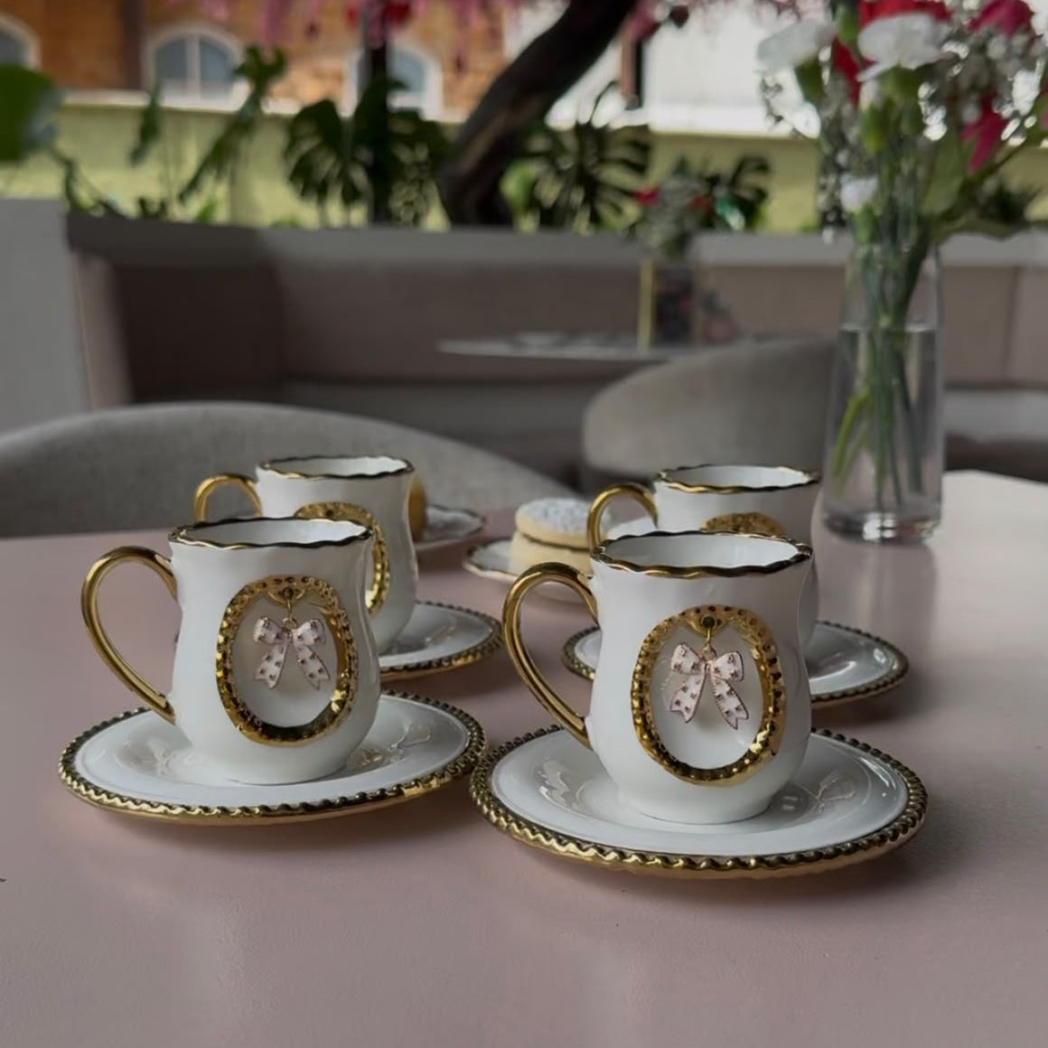 Set de Pocillos con Detalle de Lazo y Bordes Dorados (6 Puestos)